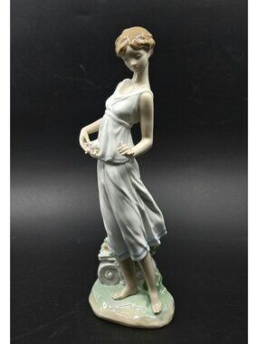 Lladro Priveledge, Lady Figurine, Flowers for a Goddess Elegant Design Glossy Fi